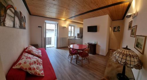 伦诺Domus Alba Lenno的客厅配有红色的沙发和桌子