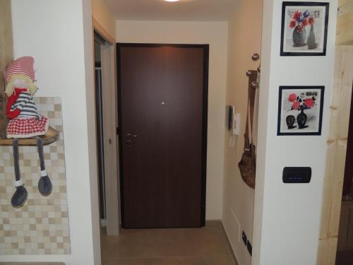 特雷比萨切Casa Vacanze “Playa”的走廊上,房间有一个棕色的门