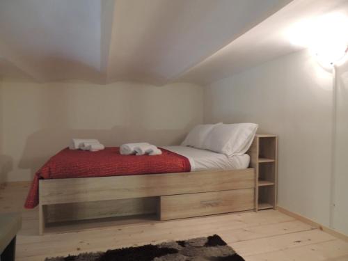 特雷比萨切Casa Vacanze “Playa”的一间卧室配有一张床,上面有两条毛巾