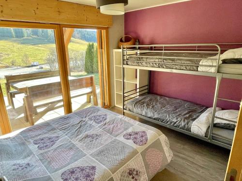 拉穆拉Gîte avec terrasse et belle vue - ChaletNelda com的一间带两张双层床的卧室和一个阳台