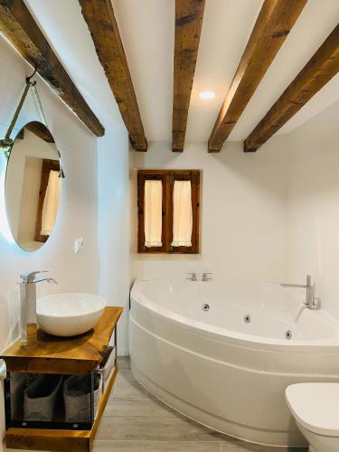 昆卡La Moneda Home Spa的一间带大浴缸和水槽的浴室