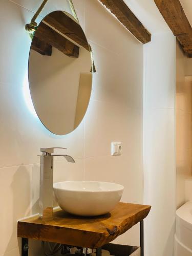 昆卡La Moneda Home Spa的浴室设有白色水槽和镜子