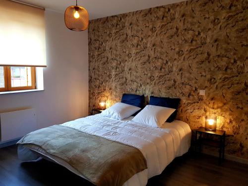 Launois-sur-VenceLe Petit Relais de Launois的一间卧室配有一张带蓝色枕头的大床