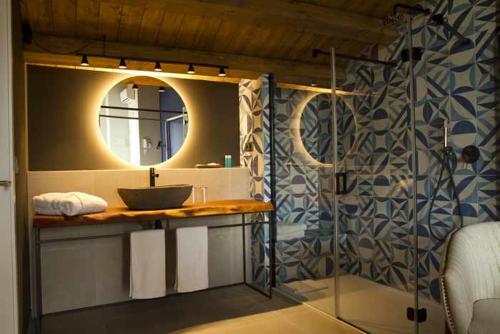 贝塞特Mochoruralhome ulldemo suite的一间带水槽和镜子的浴室