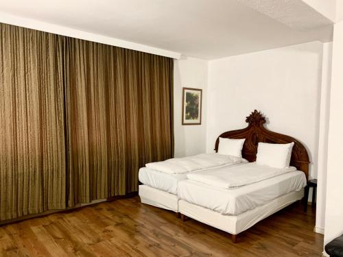 巴尔扎克酒店客房内的一张或多张床位
