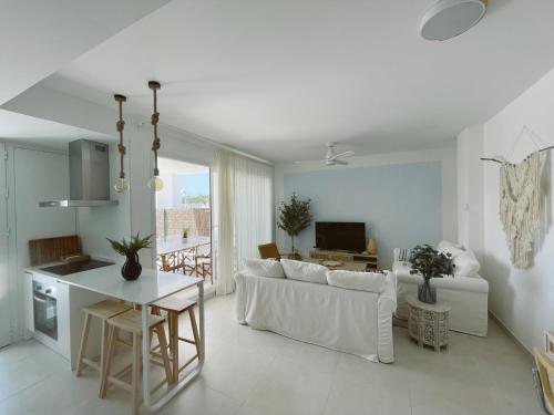 科斯塔巴伦娜Costa Ballena - Playa Azul Beach House的白色的客厅配有白色的沙发和桌子