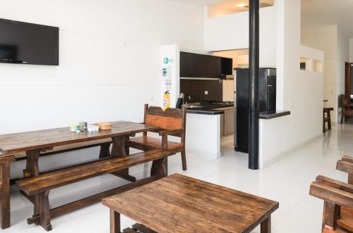 马里基塔Hotel Boutique San Rafael的厨房配有木桌和黑冰箱。