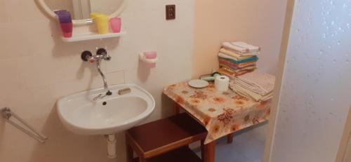 耶塞尼克Drátovna的一间带水槽的浴室和一张带书籍的桌子