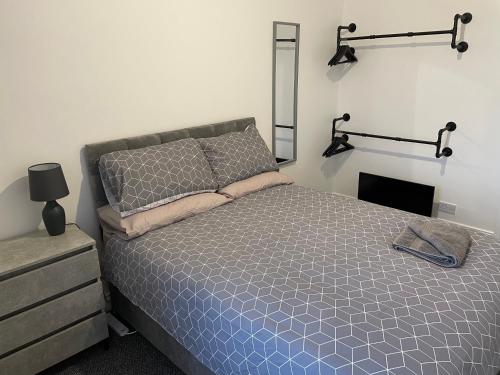 BedlingtonBedlington apartment的卧室配有一张带两盏灯的墙壁床。