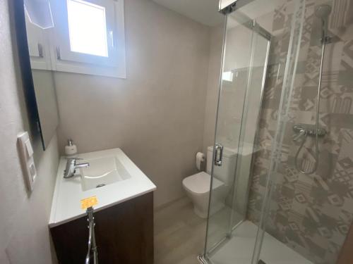 特鲁埃尔Vivienda San José的带淋浴、盥洗盆和卫生间的浴室