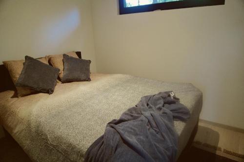 聚滕达尔Sweet Valley Madeleine的卧室里的一张带毯子的床