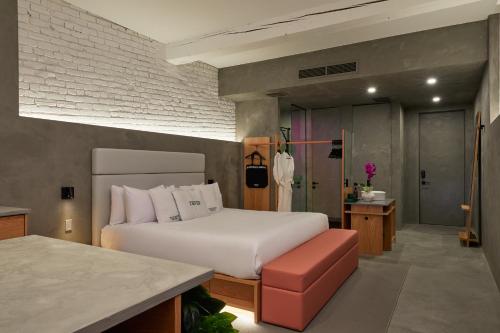 蒙特利尔David Hotel的卧室配有白色大床和柜台