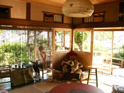 小樽The Otaornai Backpacker's Hostel Morinoki的客厅设有窗户和泰迪熊