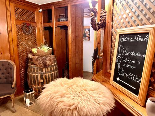 乌尔姆Am Zehntstadl Hotel & Sauna的一间白色毛 ⁇ 长凳和标志的房间