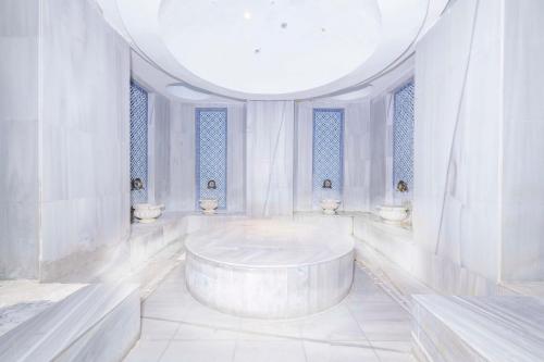 凯麦尔Armas Labada的一间大型白色客房,内设一个大浴缸