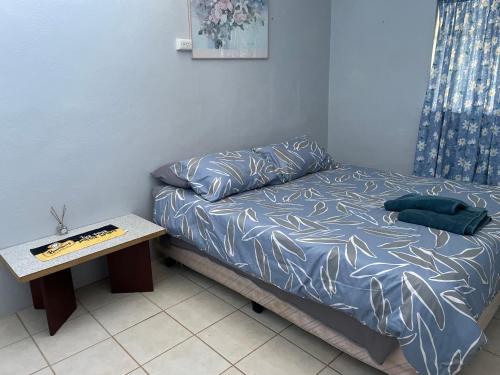 PerenjoriJ's Hardware & Gifts的一间小卧室,配有一张床和一张桌子