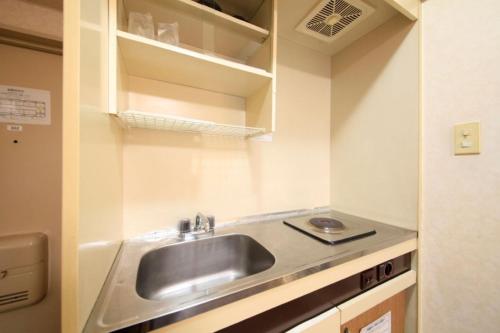 府中市Monthly Mansion Tokyo West 21 - Vacation STAY 10867的一间小房间的厨房,内配水槽