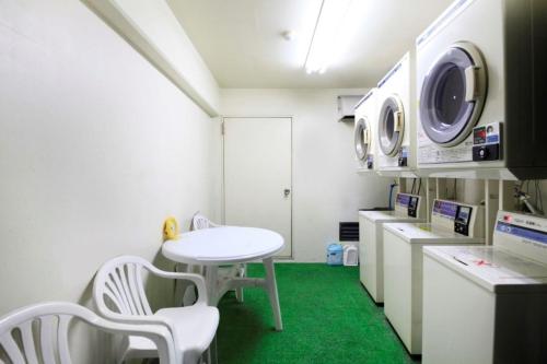 府中市Monthly Mansion Tokyo West 21 - Vacation STAY 10884的一间带桌子和洗衣机的房间