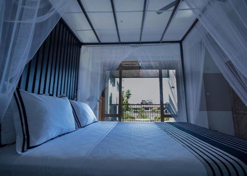 希克杜沃Temptation的一间卧室设有一张床,享有阳台的景色
