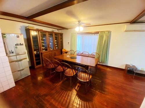今津Shanshui House 箱館山的厨房以及带桌椅的用餐室。
