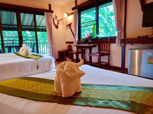考索Khao Sok River Lodge Hotel的卧室床上的毛巾动物
