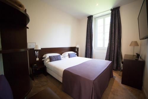 奥比松拉比奥兹酒店的一间卧室设有一张床和一个窗口