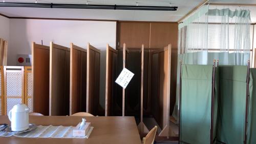 琴平町すずめのお宿 つばめの間 最大30名 Swallow room Maximum of 30 people的一间带桌子和木制隔板的用餐室