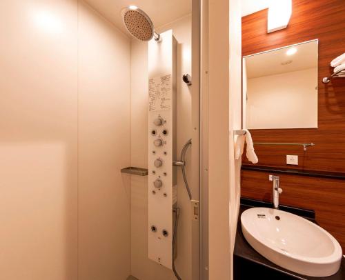 东京东京六本木舒适酒店(Comfort Inn Tokyo Roppongi)的一间带水槽和淋浴的小浴室