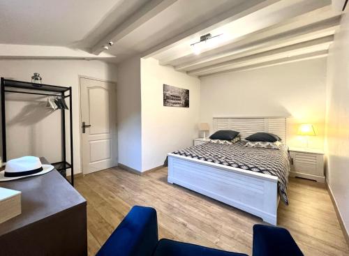 圣雷米普罗旺斯L'ALPILLE - Maison de vacances située à 10 mn à pied du centre ville de St Rémy avec place de parking privative的一间卧室配有一张床和一张蓝色椅子