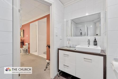 'THE CHURCH' Guest Home, Gawler Barossa Region的一间浴室