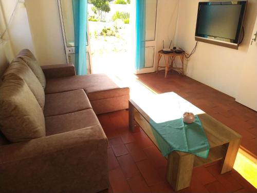 帕德内Pérola de Sandy的带沙发和咖啡桌的客厅