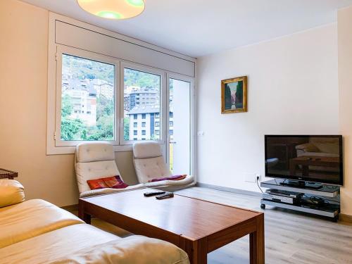 莱塞斯卡尔德-恩戈尔达Apartamento Perfección al lado de Caldea的带沙发、桌子和电视的客厅
