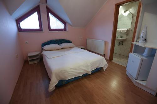 欧热霍瓦瓦斯Hostel - Rooms Kaj & Kaja的一间带大床的卧室和一间浴室