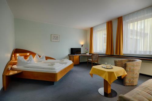 柯尼希斯武斯特豪森索菲霍夫酒店的酒店客房配有一张床铺和一张桌子。