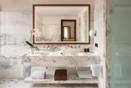 陶尔米纳圣多米尼克宫酒店的一间带大理石水槽和镜子的浴室