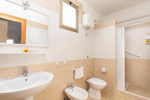 维耶斯泰Albergo Torrente的一间带水槽、卫生间和镜子的浴室