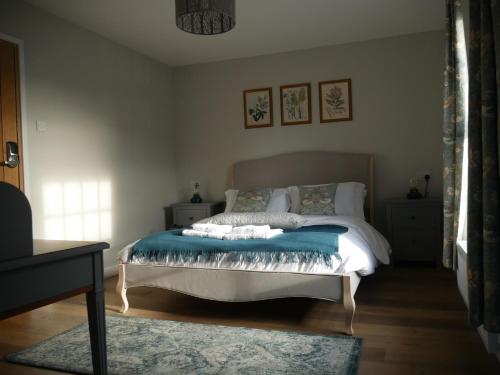 惠特尔伯里The Fox and Hounds的一间卧室配有一张带蓝色毯子的床