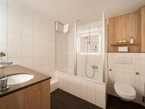 巴塞尔Hotel Spalentor - Ihr sympathisches Stadthotel的带淋浴、卫生间和盥洗盆的浴室