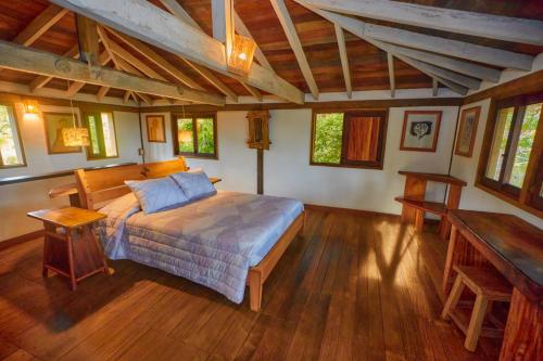佩达西镇Hotel Posada Los Destiladeros的一间卧室配有一张床,铺有木地板