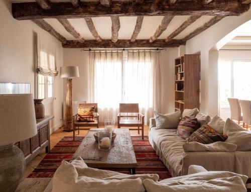 昂代Villa Enara的客厅配有沙发和桌子