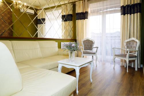 2 Rooms VIP Apartment on Sobornyi 216的休息区