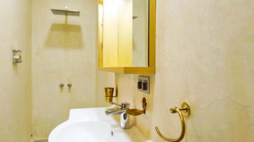 乌季达Riad Adahab的一间带水槽和镜子的浴室
