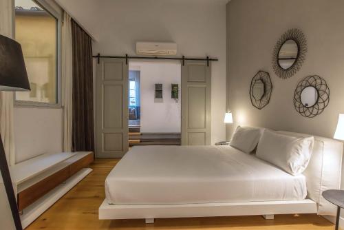 佛罗伦萨The Beauty of Santa Croce的卧室配有一张白色的大床和一张沙发。