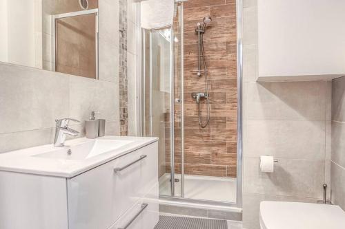 斯克拉斯卡波伦巴Apartament z widokiem na góry的白色的浴室设有水槽和淋浴。