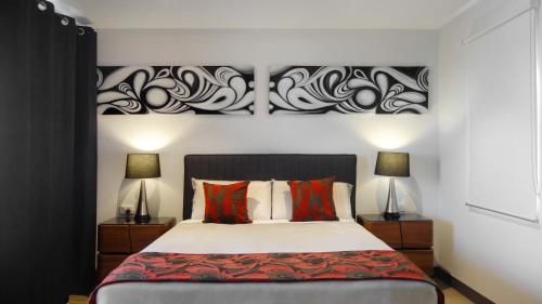 Port Adelaide塞玛佛尔水滨公寓的一间卧室配有一张大床和两盏灯