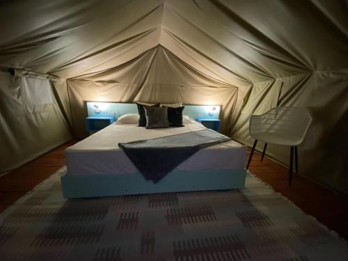 莱瓦镇Hotel El Embrujo的帐篷内一间卧室,配有一张床