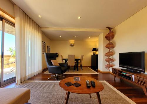 加亚新城Casa da Praia的一间带电视和桌子的客厅
