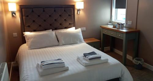 洛哈尔什教区凯尔高地The Skye Bridge Hotel的酒店客房,配有带两条毛巾的床