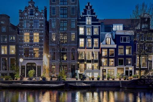 阿姆斯特丹Stanley Collection Hotel Hegra Amsterdam的运河旁的一组建筑物