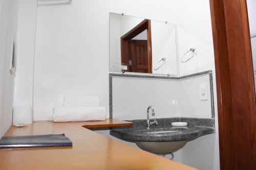 佩德拉阿祖尔Pousada Vale Du'Carmo的一间带水槽和镜子的浴室